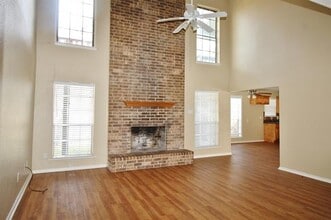 313 Woodhaven Dr in Desoto, TX - Building Photo - Building Photo
