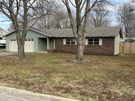 215 Magnolia Rd in Siloam Springs, AR - Building Photo