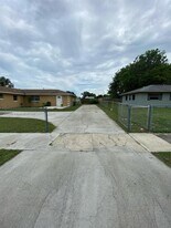2707 Essex Ct in Fort Pierce, FL - Building Photo
