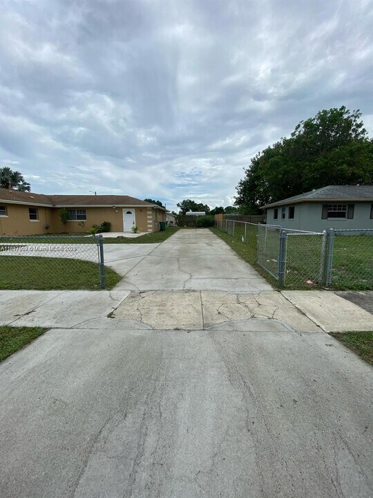 2707 Essex Ct in Fort Pierce, FL - Building Photo