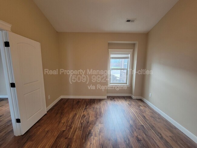 2348 W 49th Ave in Kennewick, WA - Building Photo - Building Photo