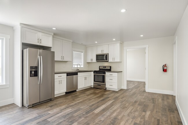 1462 W 28th St
