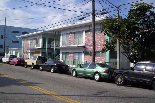 7730-7740 Dickens Ave in Miami Beach, FL - Foto de edificio - Building Photo