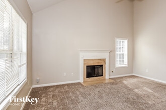 135 Lexington Ct in Woodstock, GA - Foto de edificio - Building Photo