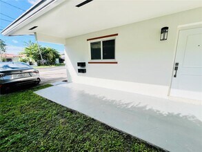 2827 SW 24th St, Unit 2728 in Miami, FL - Building Photo - Building Photo