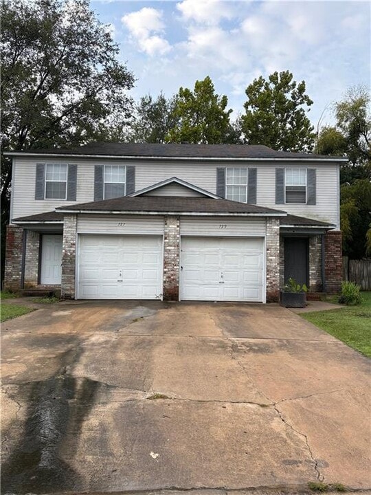 727 W Beck Dr in Fayetteville, AR - Building Photo