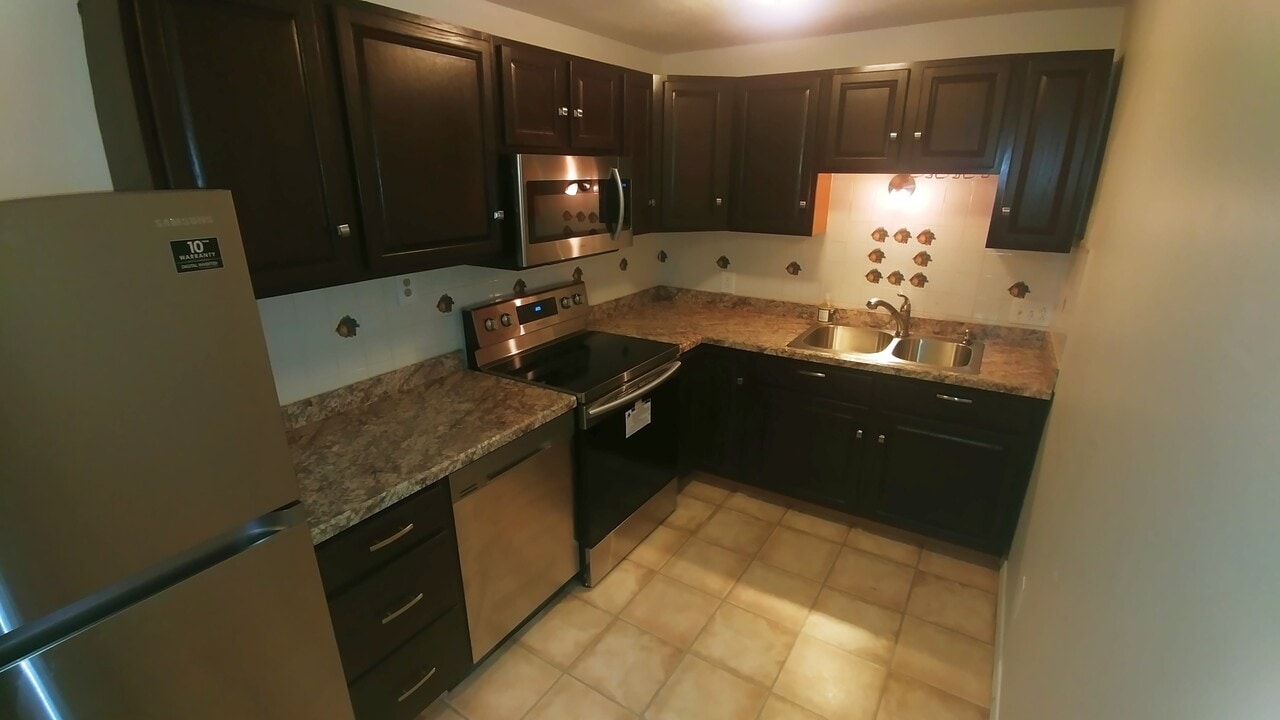 137 Winthrop St, Unit 13B in Framingham, MA - Building Photo