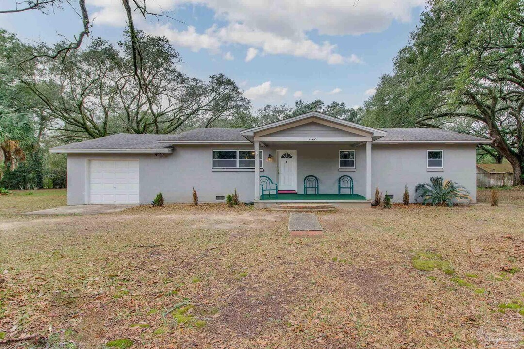 2063 Ryale Rd in Gonzalez, FL - Building Photo