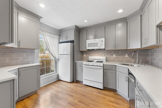 39 Goodwin Dr in North Brunswick, NJ - Building Photo - Building Photo