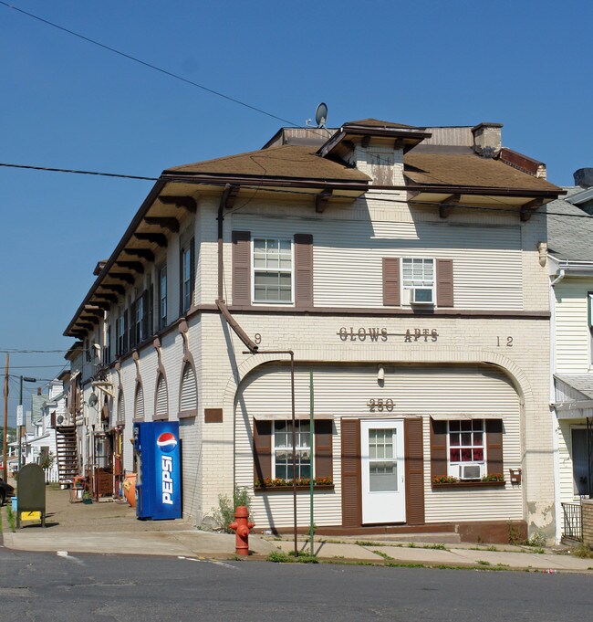 Glows Apartments in Mount Carmel, PA - Foto de edificio - Building Photo