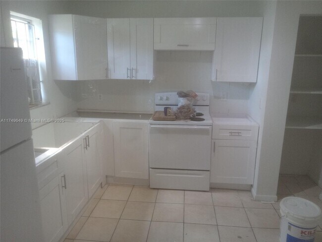2040 Grant Ave in Opa Locka, FL - Building Photo - Building Photo
