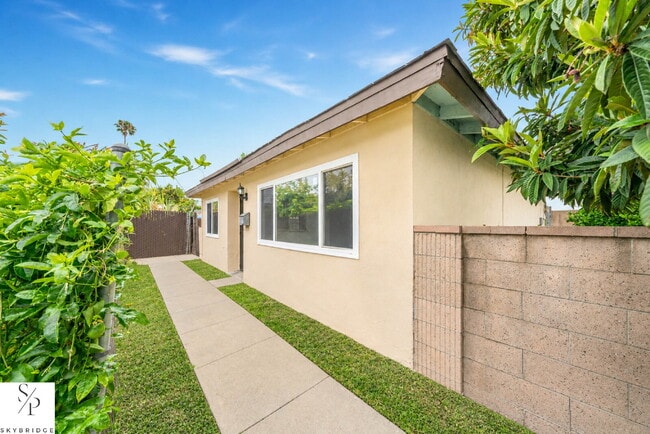 property at 8104 1/2 Alameda St