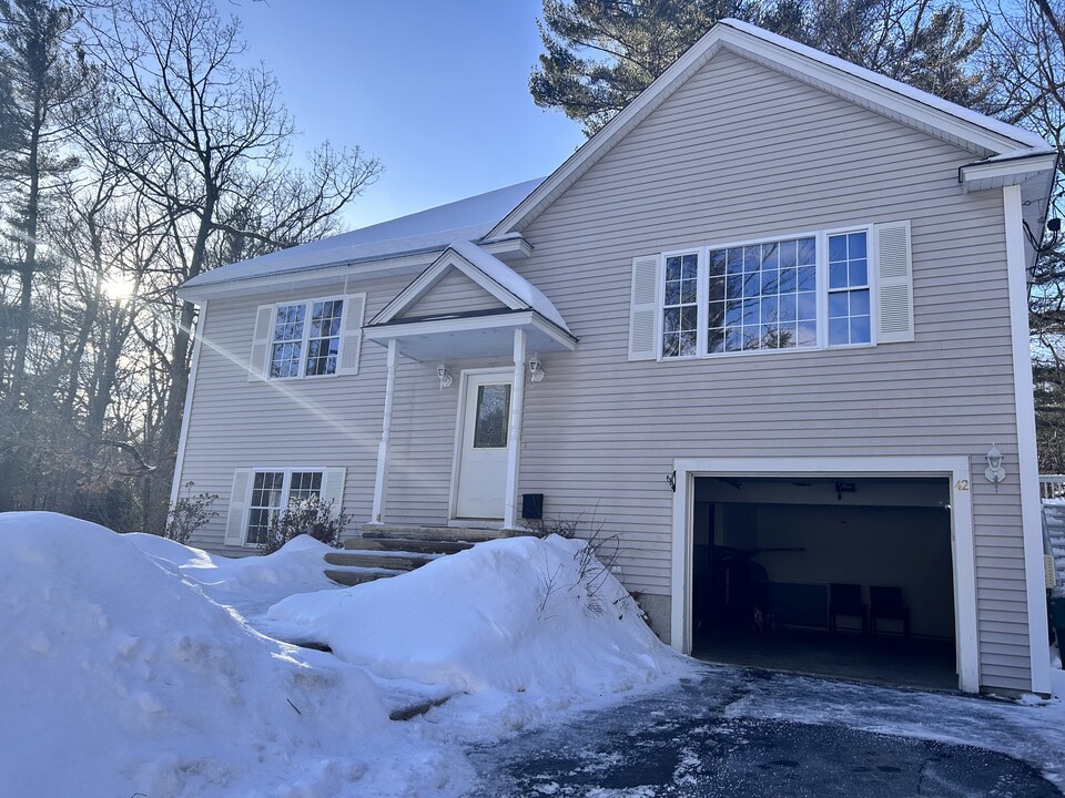 42 Tavern Rd in Groton, MA - Building Photo