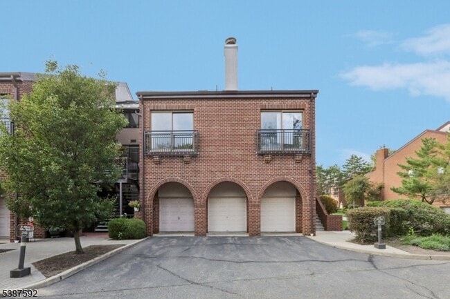 5 Millay Ct in Teaneck, NJ - Building Photo - Building Photo