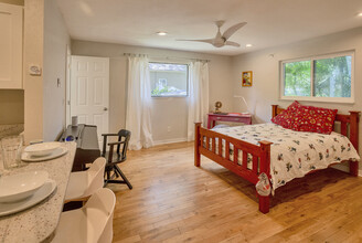 515 Appian Way NE in St. Petersburg, FL - Building Photo - Building Photo