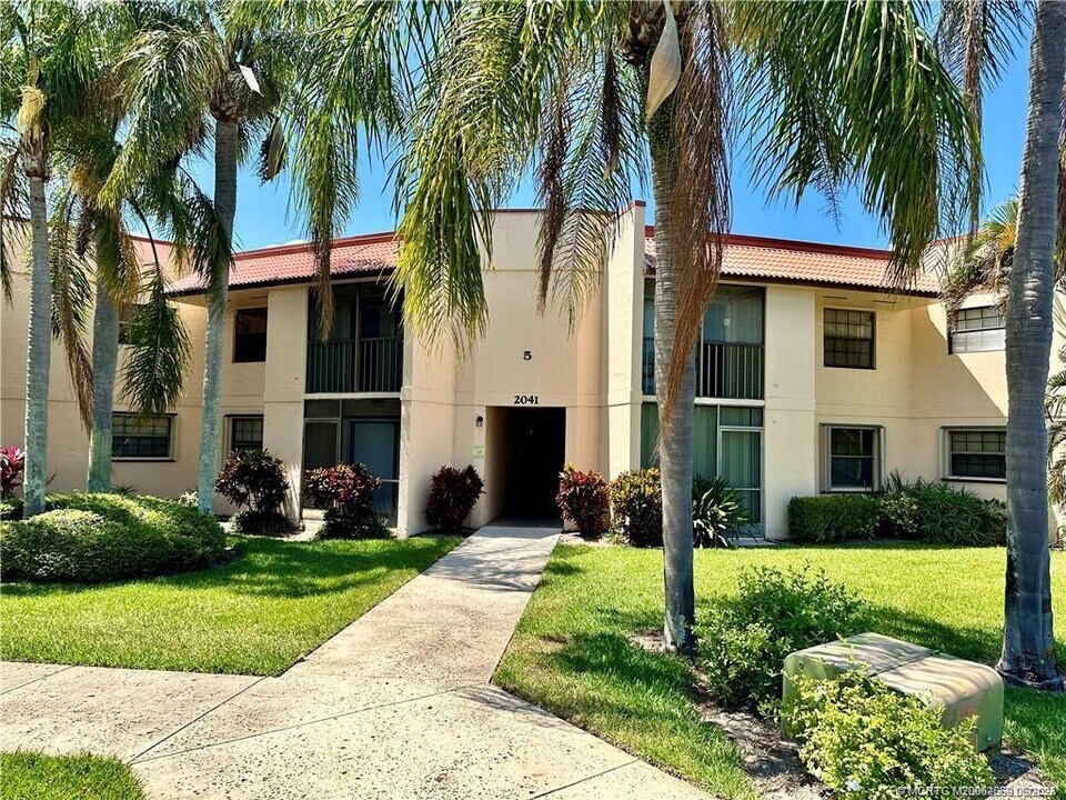 2041 NE Collins Cir in Jensen Beach, FL - Building Photo