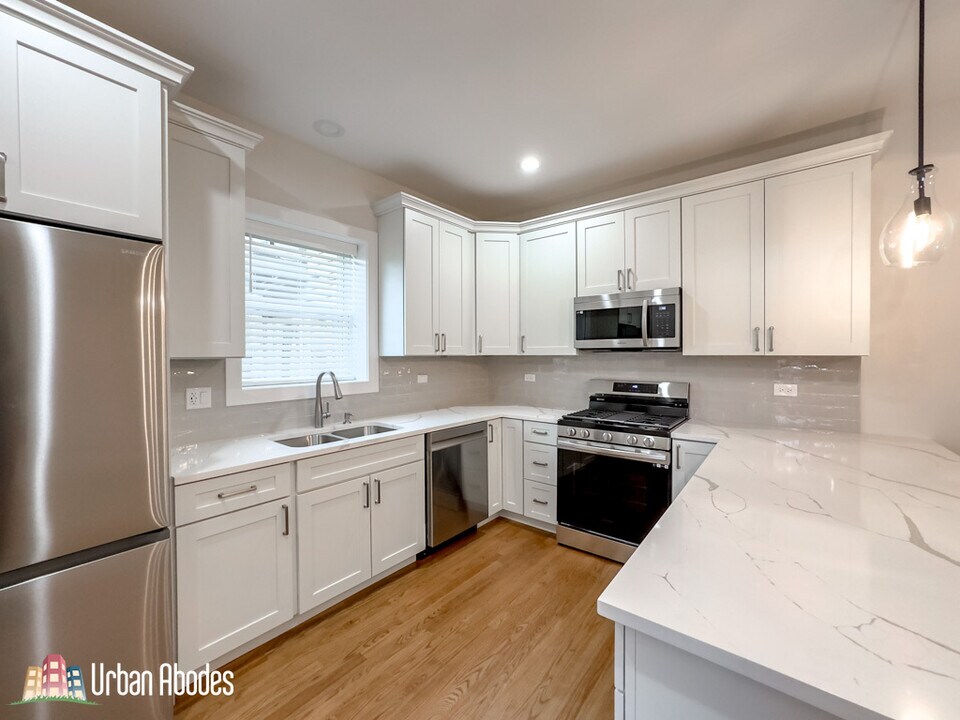 3711 N Troy St in Chicago, IL - Building Photo