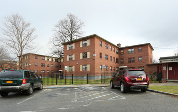 4 Howard St in Poughkeepsie, NY - Foto de edificio - Building Photo