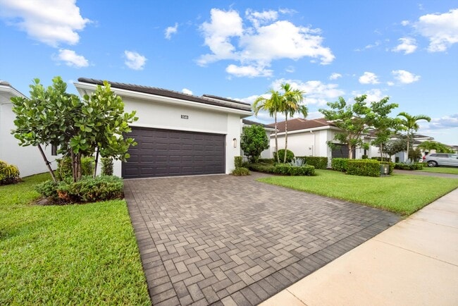 5546 St Armands Way in Westlake, FL - Building Photo - Building Photo