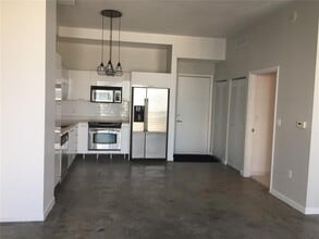 133 NE 2nd Ave, Unit 1709 in Miami, FL - Building Photo - Building Photo