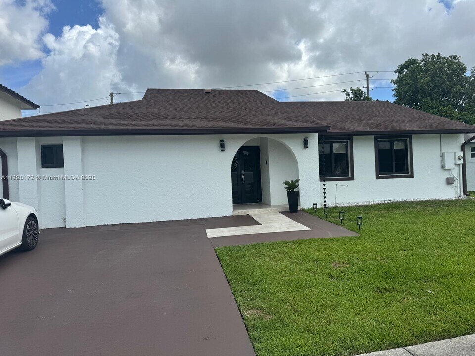 12413 SW 200th Terrace in Miami, FL - Building Photo
