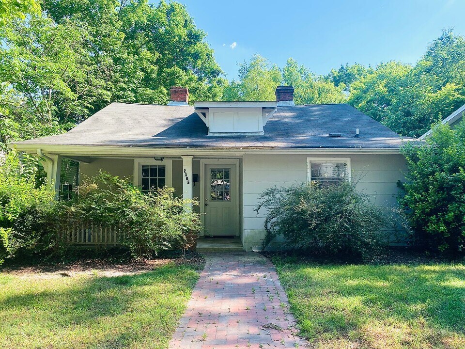 2405 W Knox St in Durham, NC - Foto de edificio