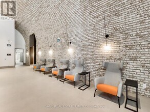 285-285 Dufferin St in Toronto, ON - Building Photo - Building Photo