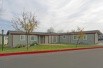 Vintage West Apartments in Livingston, CA - Building Photo - Building Photo