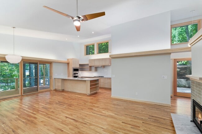 162 Sequoyah Hills Dr in Fletcher, NC - Building Photo - Building Photo