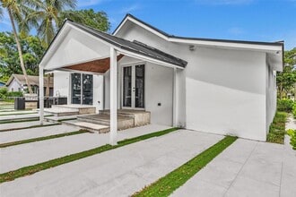 394 SE 5th Ave in Delray Beach, FL - Foto de edificio - Building Photo