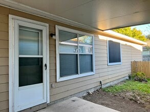 1524 Well St in New Braunfels, TX - Foto de edificio - Building Photo