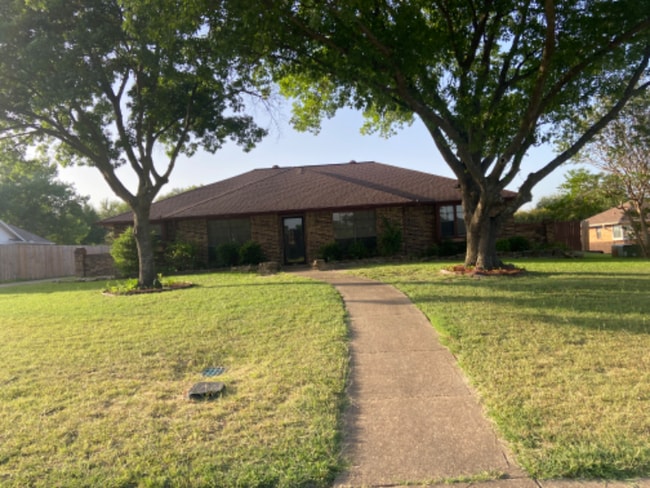 1201 Post Oak Ln in Desoto, TX - Foto de edificio - Building Photo