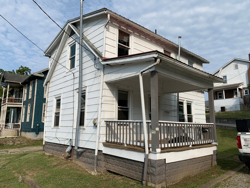 211 Howard St in Glenville, WV - Building Photo