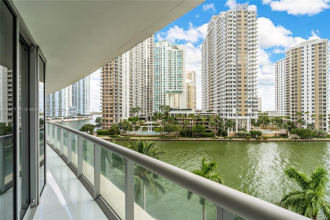 495 Brickell Ave, Unit 607 in Miami, FL - Building Photo