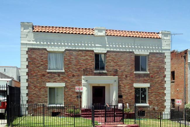 1121 S Norton Ave in Los Angeles, CA - Foto de edificio - Building Photo