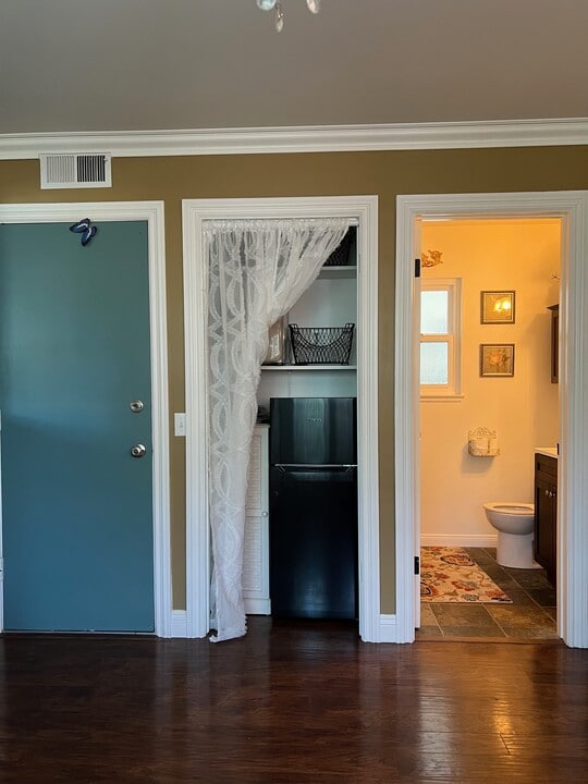 8396 Visalia St, Unit Studio in Ventura, CA - Building Photo