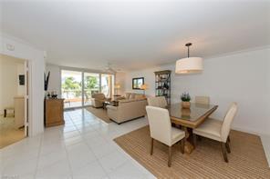 990 Cape Marco Dr-Unit -305 in Marco Island, FL - Foto de edificio - Building Photo