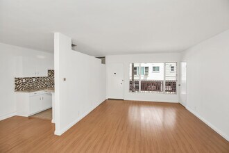 7566 Romaine St, Unit #4 in West Hollywood, CA - Foto de edificio - Building Photo