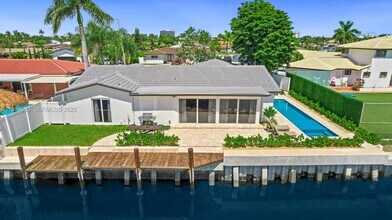 2830 NE 56th Ct in Fort Lauderdale, FL - Foto de edificio - Building Photo