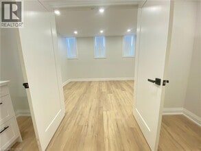 588 Barton St E in Hamilton, ON - Building Photo - Building Photo