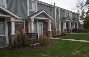 Fox River townhomes in Elgin, IL - Building Photo