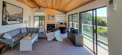 5643 Linda Rosa Ave in San Diego, CA - Building Photo - Building Photo