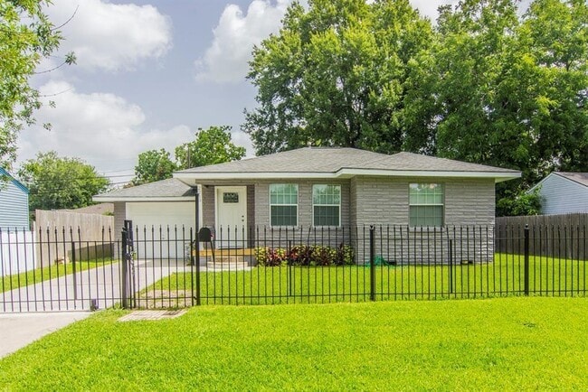 2213 10th St in Galena Park, TX - Building Photo - Building Photo