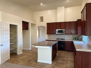 13003 Lake Pueblo Way in Bakersfield, CA - Foto de edificio - Building Photo