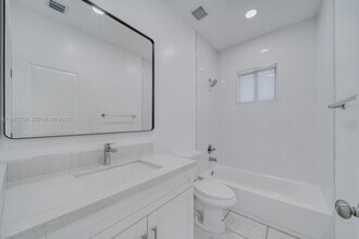 14710 NE 7th Ct in Miami, FL - Foto de edificio - Building Photo