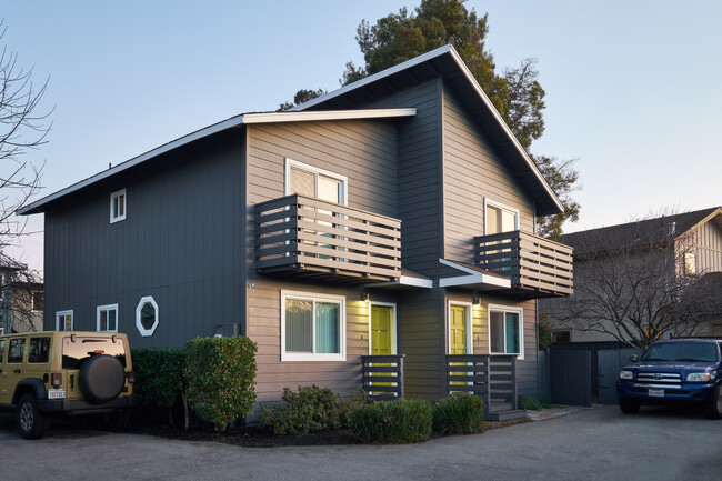 Capitola Townhomes in Santa Cruz, CA - Building Photo - Building Photo