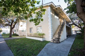 218 Phoenetia Ave in Coral Gables, FL - Building Photo - Building Photo