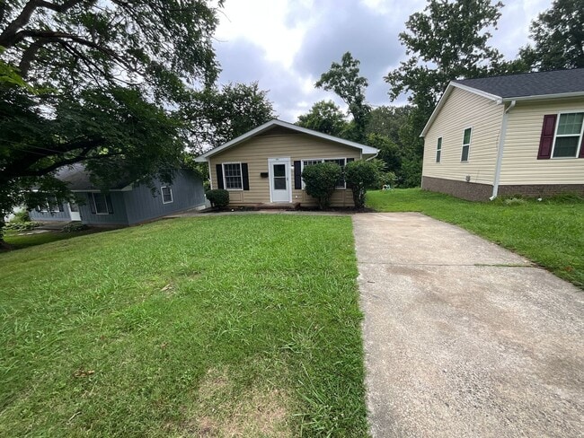 1001 S Josephine Boyd St in Greensboro, NC - Building Photo - Building Photo