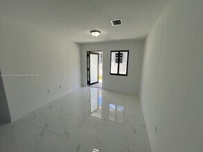 901 NW 99th St-Unit -FRONT in Miami, FL - Building Photo - Building Photo
