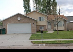 5365 S 3750 W in Roy, UT - Foto de edificio - Building Photo